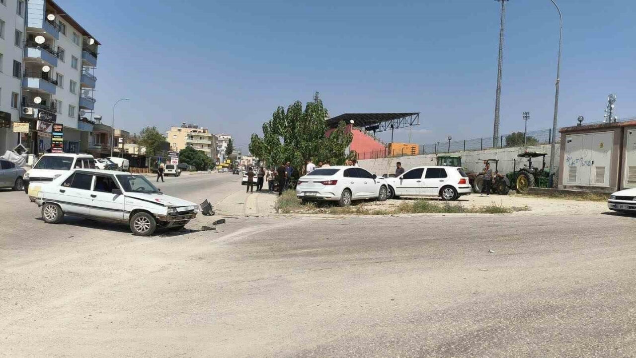 Kadirli’de Zincirleme Trafik Kazası! 3 Araç Birbirine Girdi