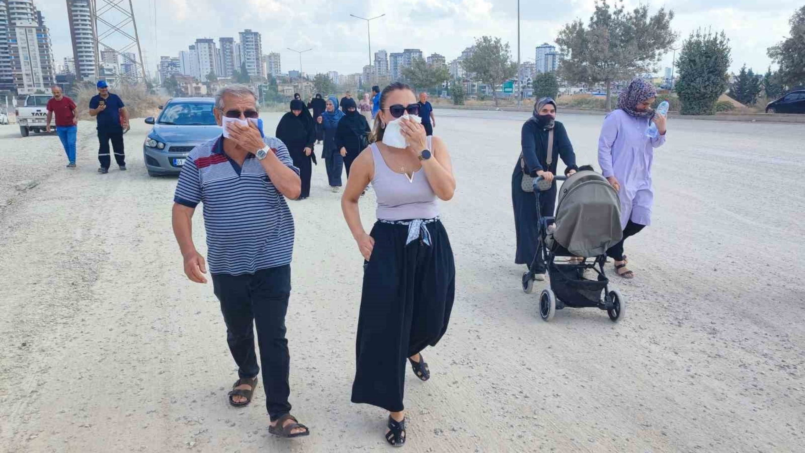 Mahalle Sakinleri Toz Ve Çamur Çilesine Karşı Ne Tür Tepkiler Gösteriyor (2)
