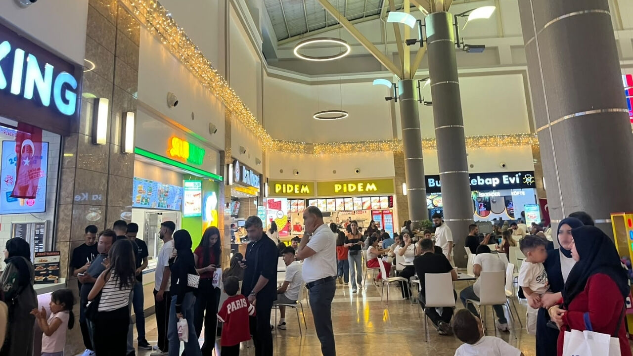 Osmaniye'de Dışarı Çıkanlar Soluğu Orada Aldı (2)