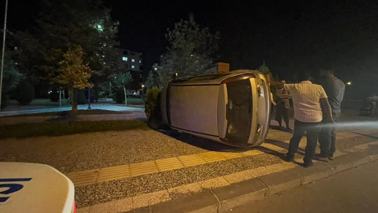 Osmaniye’de Korkutan Kaza! Kontrolden Çıkan Araç Yan Yattı (2)