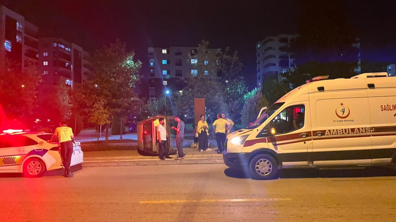 Osmaniye’de Korkutan Kaza! Kontrolden Çıkan Araç Yan Yattı