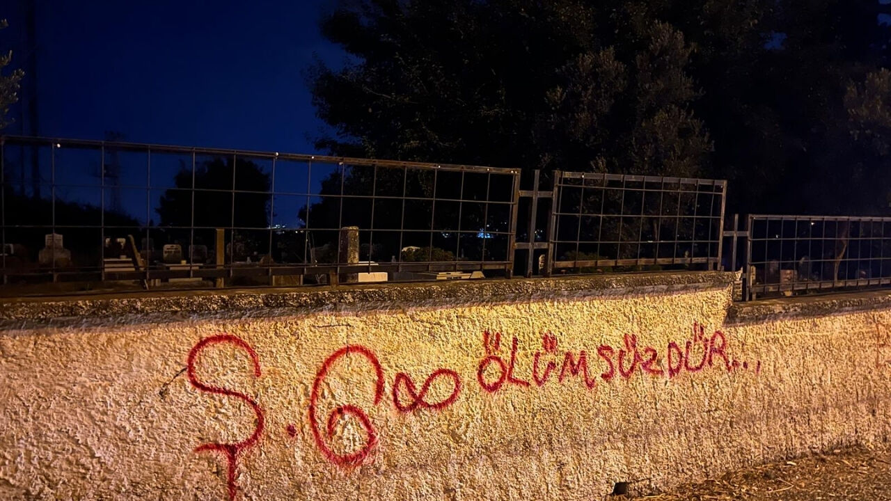 Osmaniye'de Mezarlık Duvarında Ölümsüzlük Tezatı