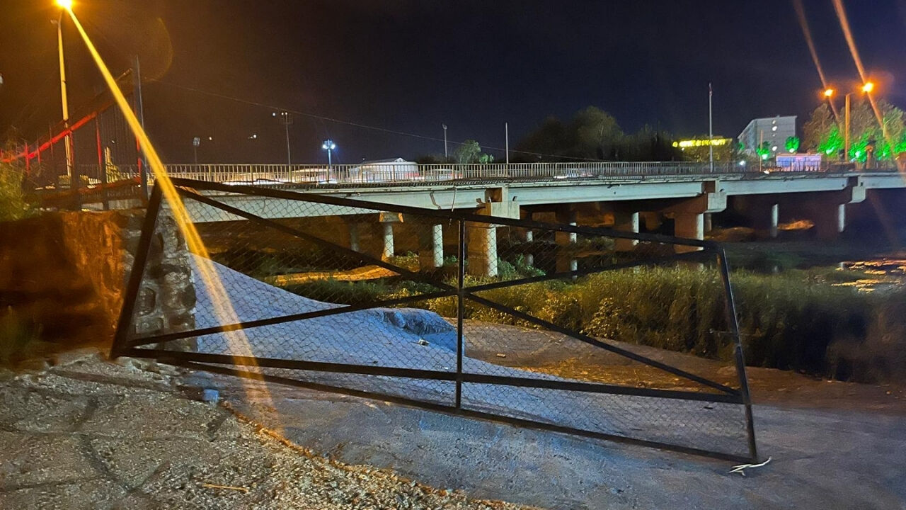 Osmaniye'de Tabela 'Yasak' Diyor, Kapı Ardına Kadar Açık (2)