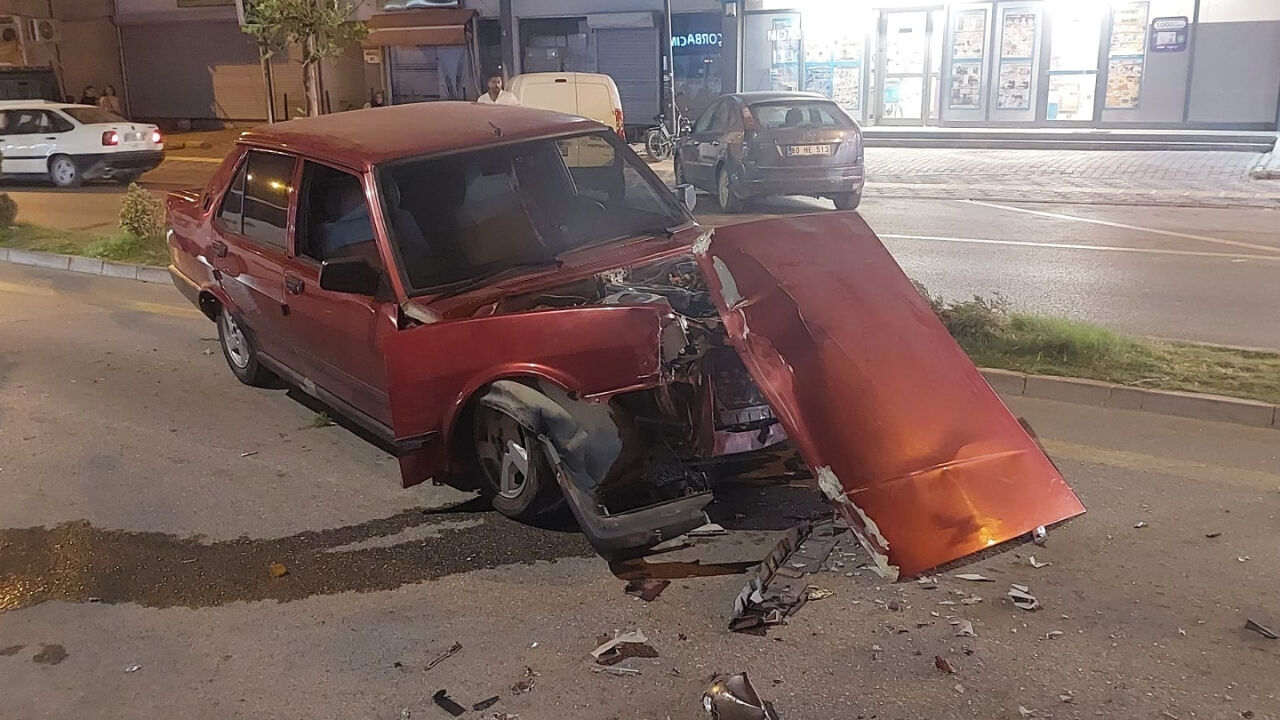 Osmaniye'deki Korkutan Kazada Çarpışan İki Otomobil Hurdaya Döndü! (1)