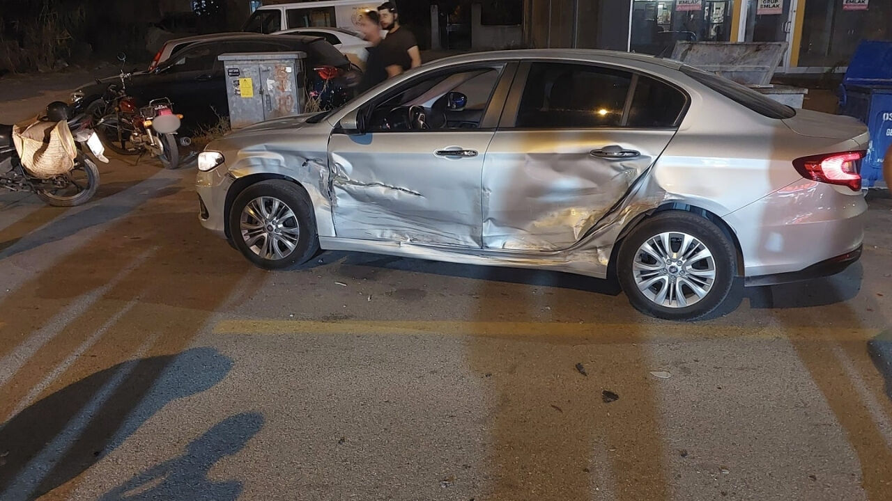 Osmaniye'deki Korkutan Kazada Çarpışan İki Otomobil Hurdaya Döndü! (2)