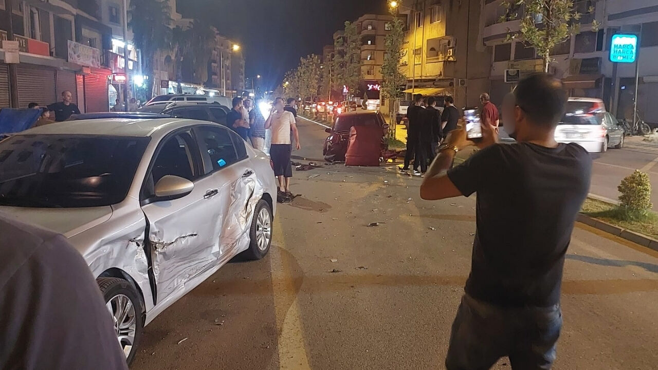 Osmaniye'deki Korkutan Kazada Çarpışan İki Otomobil Hurdaya Döndü! (3)