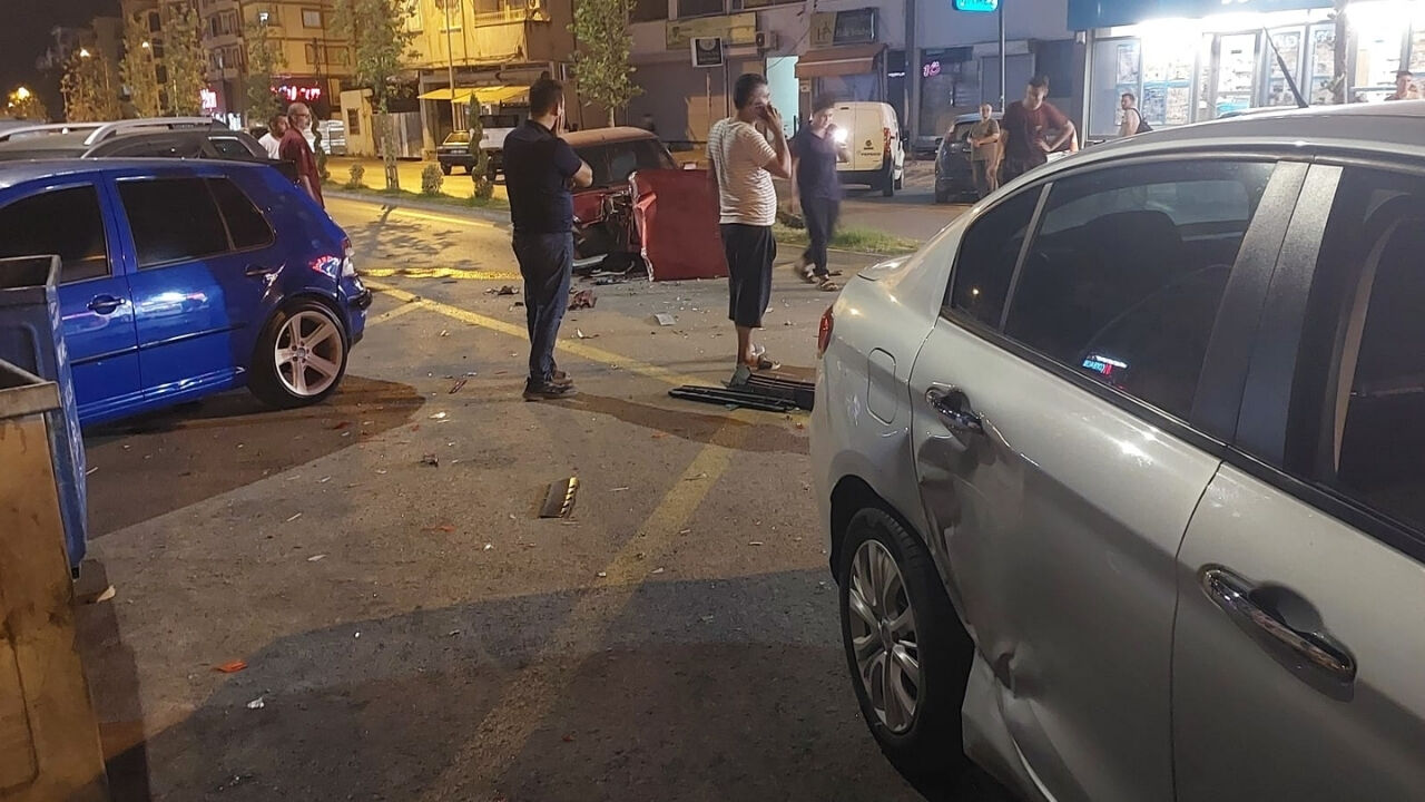 Osmaniye'deki Korkutan Kazada Çarpışan İki Otomobil Hurdaya Döndü! (4)