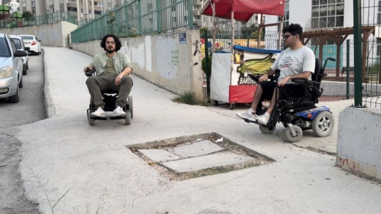 Osmaniyeli Genç Akülü Sandalyeye Geçti, Arkadaşının Yaşadığı Zorlukları Deneyimledi (1)