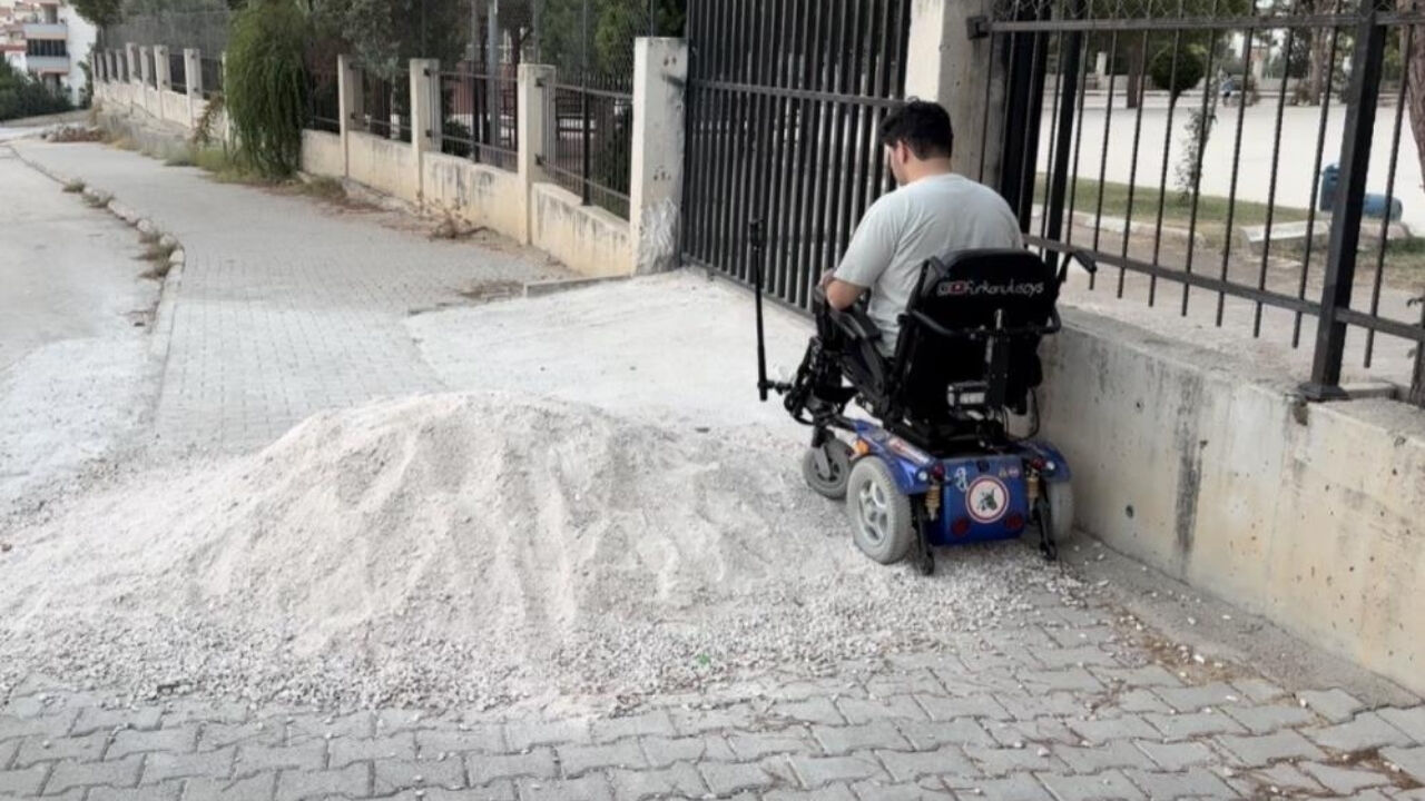 Osmaniyeli Genç Akülü Sandalyeye Geçti, Arkadaşının Yaşadığı Zorlukları Deneyimledi (2)