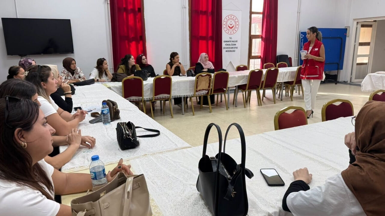 Osmaniye'nin Gönüllüleri Çocukların Dilinden Anlamak İçin Buluştu (1)