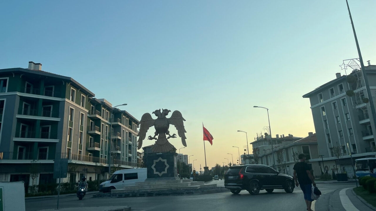 Osmaniye'ye Gelenler Çift Başlı Kartal'a Hayran Kalıyor (1)