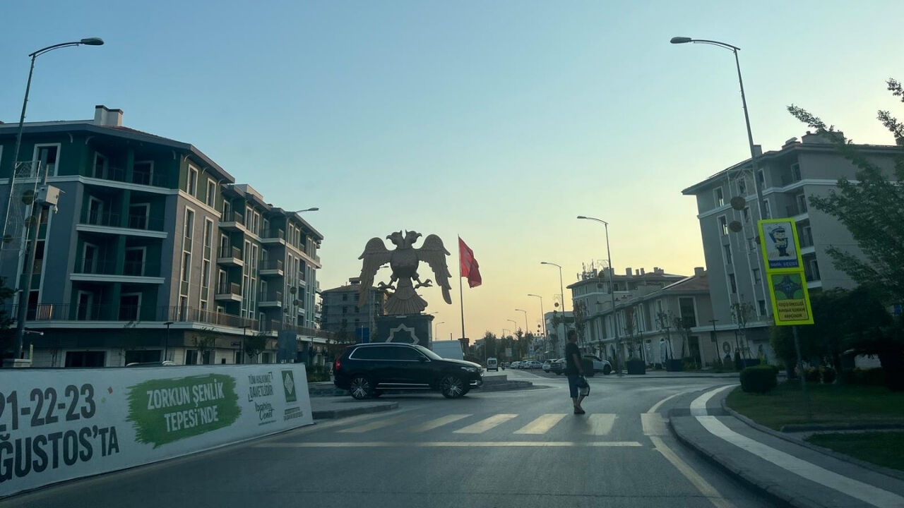 Osmaniye'ye Gelenler Çift Başlı Kartal'a Hayran Kalıyor (2)