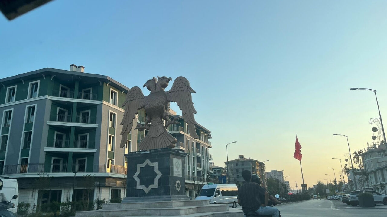 Osmaniye'ye Gelenler Çift Başlı Kartal'a Hayran Kalıyor