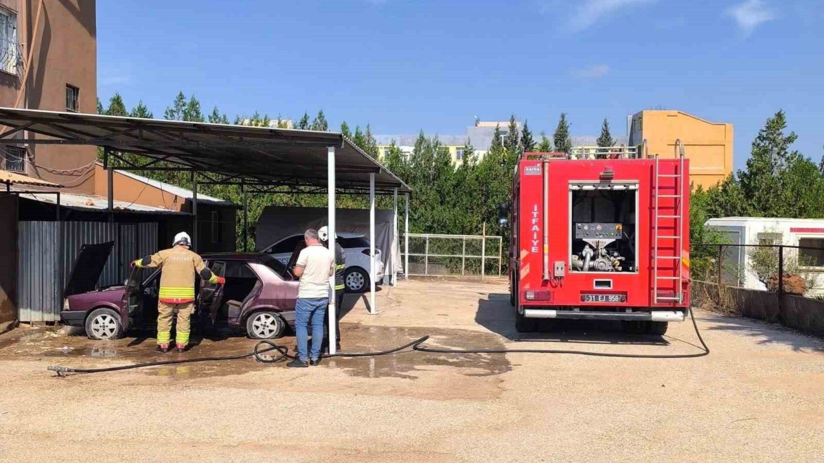 Reyhanlı’da Tofaş Marka Otomobilden Alevler Yükseldi (2)