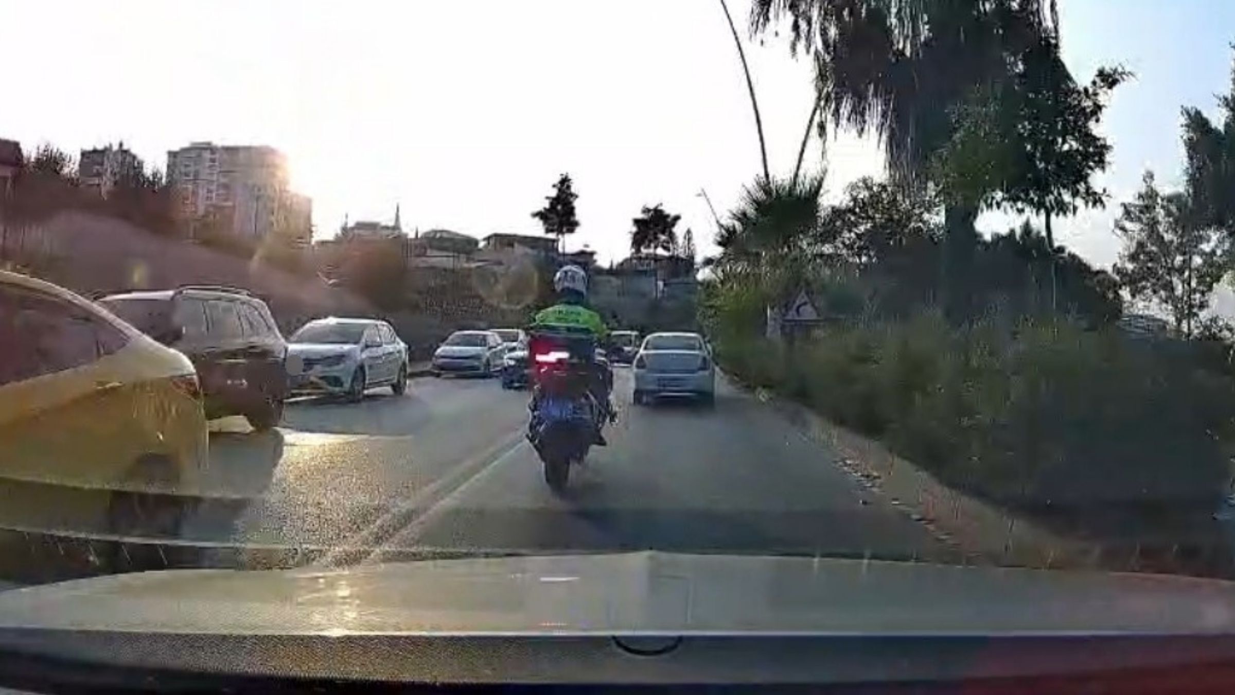Trafik Yoğunluğuna Takılan Aileye Polisler Nasıl Yardım Etti (2)