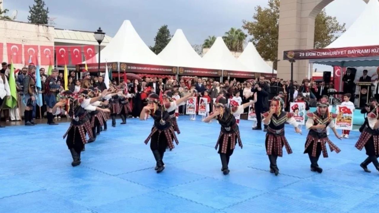 29 Ekim Osmaniye'de Coşkuyla Kutlandı Kartal Dansı Ve Korteje Yoğun İlgi (2)