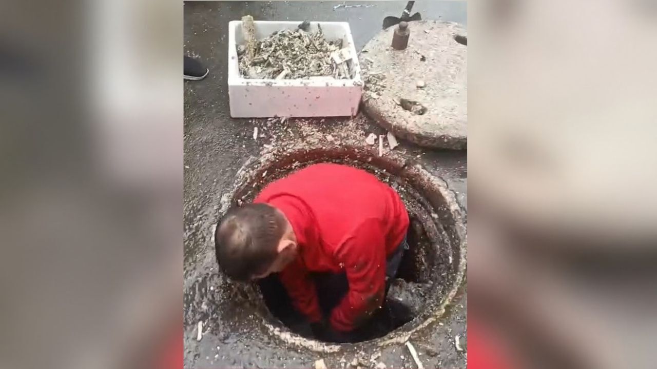 Adana Balıkçılar Pazarında Kanalizasyon Tıkanıklığı Neden Yaşandı (1)
