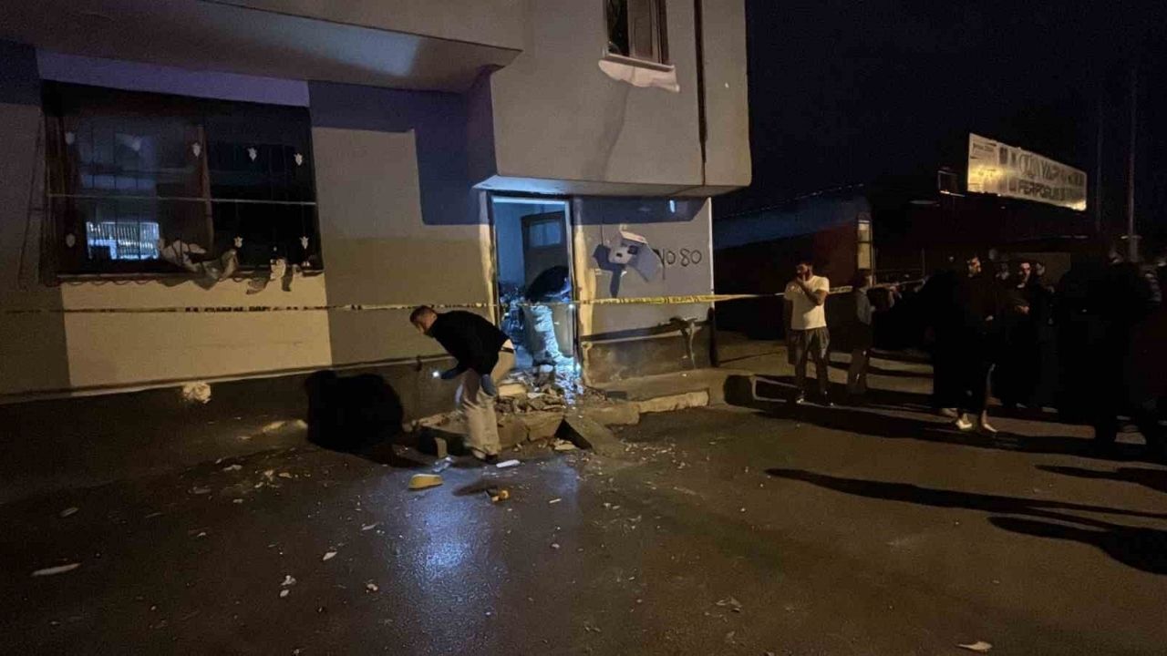 Adana Yüreğir Koza Mahallesindeki Evine Neden El Yapımı Patlayıcı Atıldı (1)