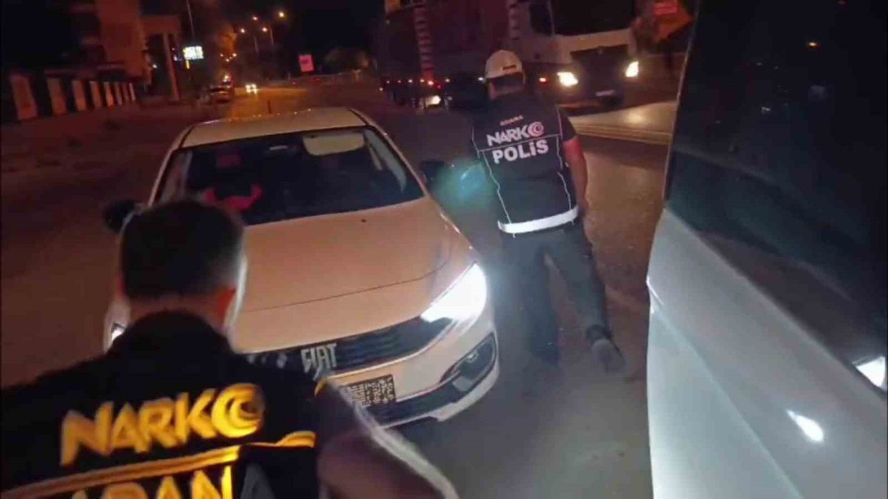 Adana'da Durdurulan Araçta 110 Bin Yasaklı Madde Hap Nasıl Ele Geçirildi (2)