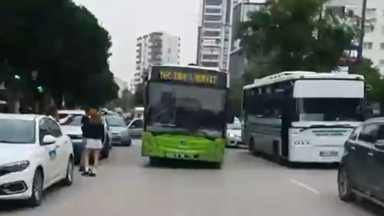 Adana'da Seyir Halindeki Belediye Otobüsünün Tekerleği Çıktı (1)