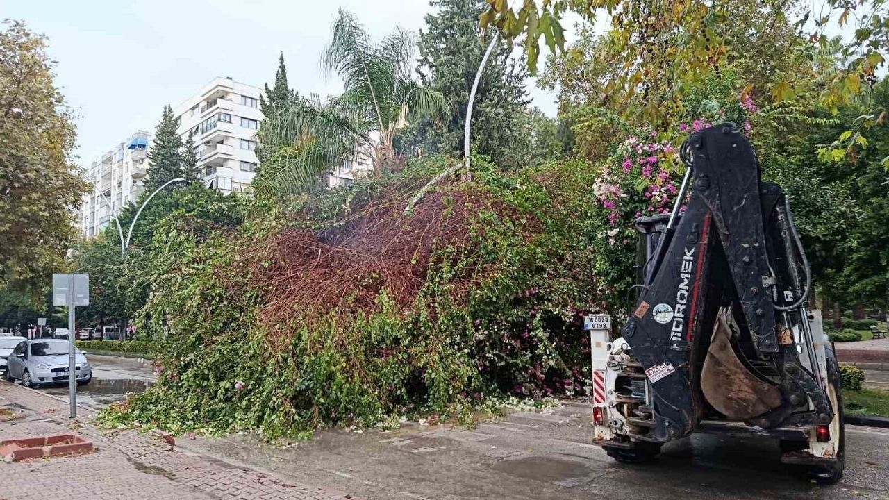 Adana'daki Sağanak Yağış Alt Geçidi Neden Su Altında Bıraktı (2)