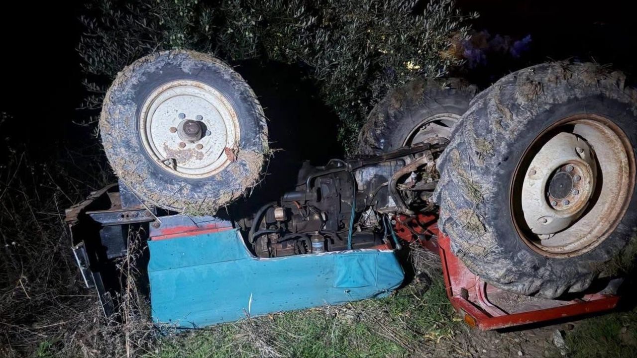 Altınözü’nde Devrilen Traktörde Sıkışan Sürücüyü İtfaiye Kurtardı (1)