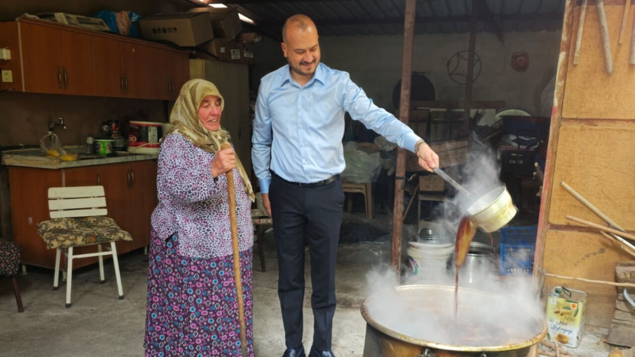 Başkan Uyutmaz Kazanın Başına Geçti Ve Pekmez Kaynattı! (2)-1
