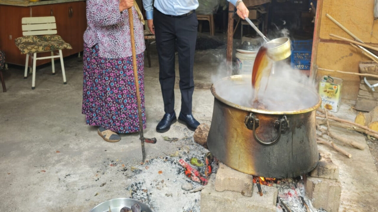 Başkan Uyutmaz Kazanın Başına Geçti Ve Pekmez Kaynattı! (3)