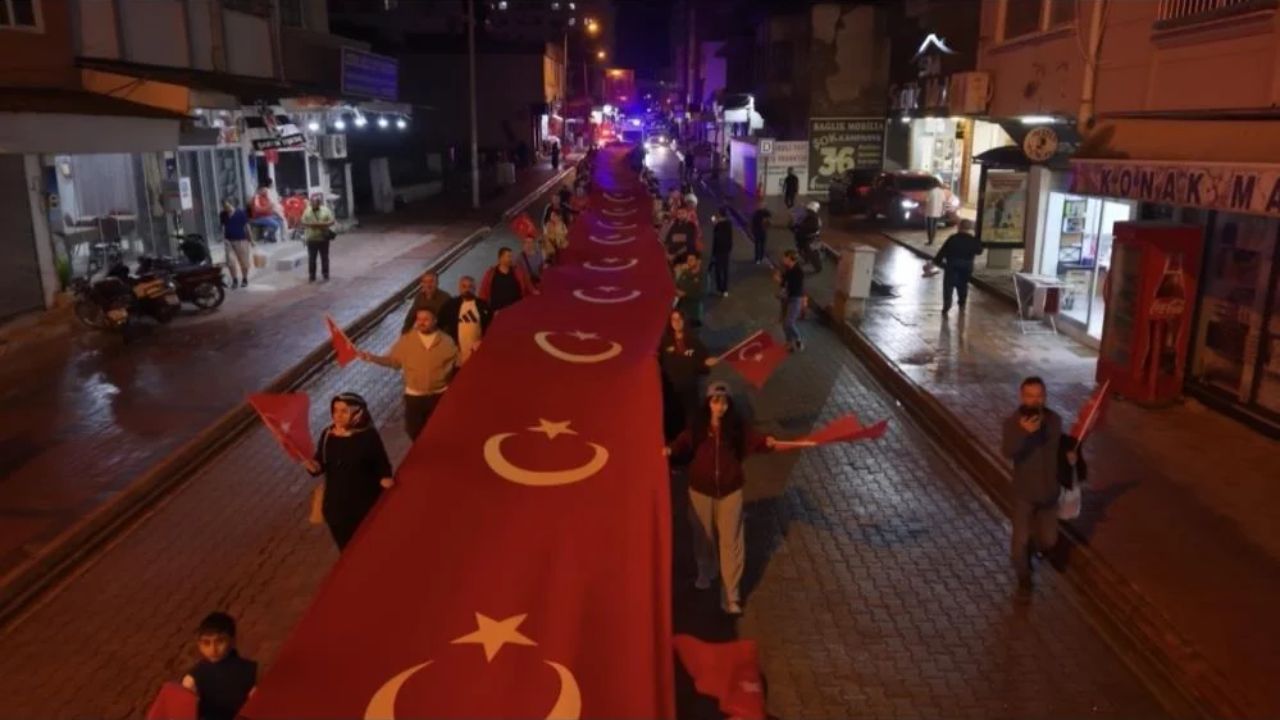 Cumhuriyetin 103. Yılında 103 Metrelik Bayrakla Yürüdüler! (2)