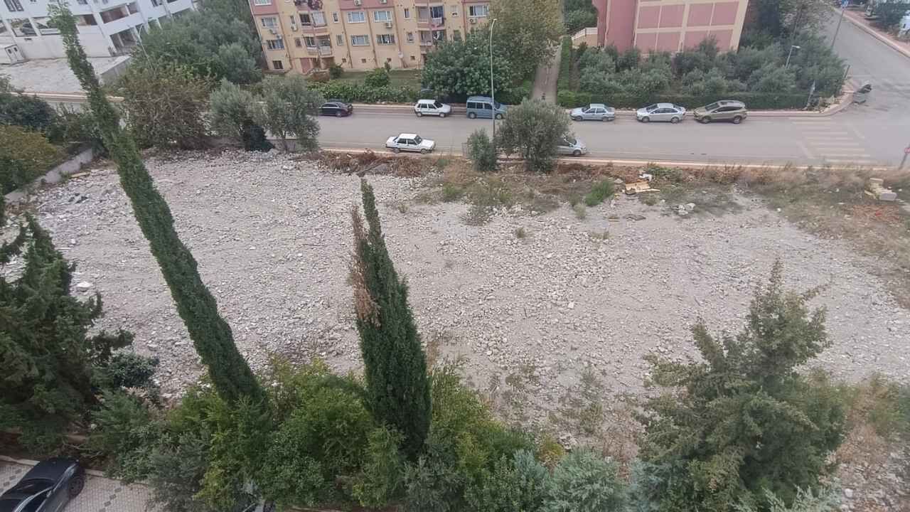 Deprem Yıkıntısı Üç Yıldır Kaldırılmayı Bekliyor (4)