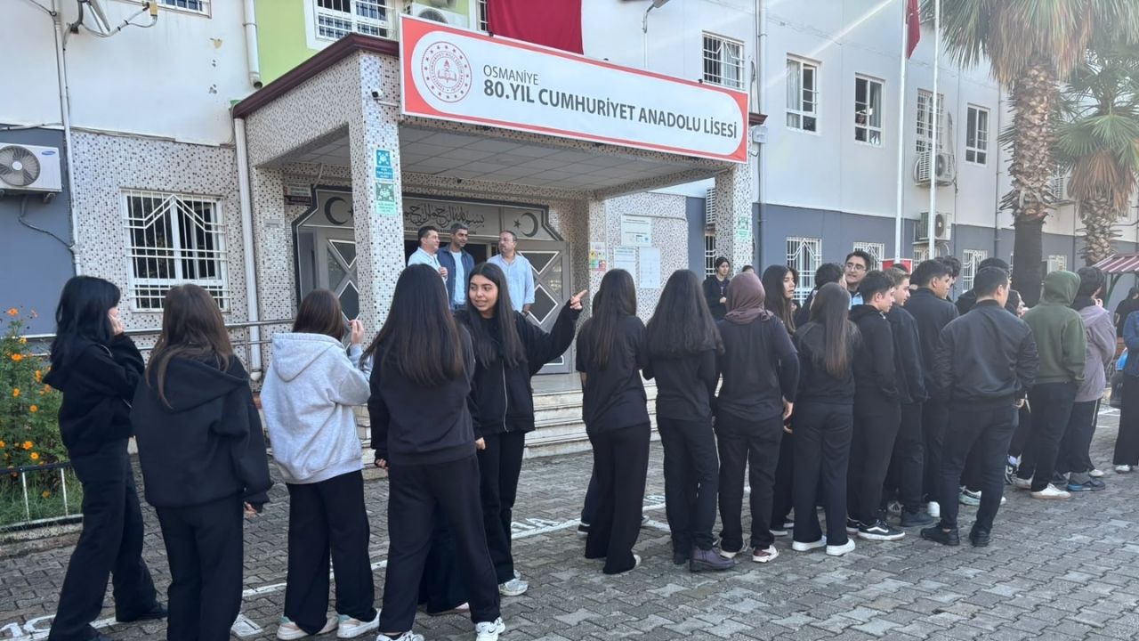 Ders Öncesi İçleri Isıttı! Osmaniye'deki O Lisede Renkli Anlar (3)