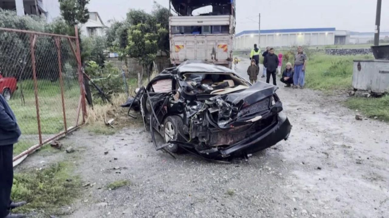 Dörtyol’da Hemzemin Geçitte Tren Otomobile Çarptı Anne Öldü, Oğlu Yaralandı