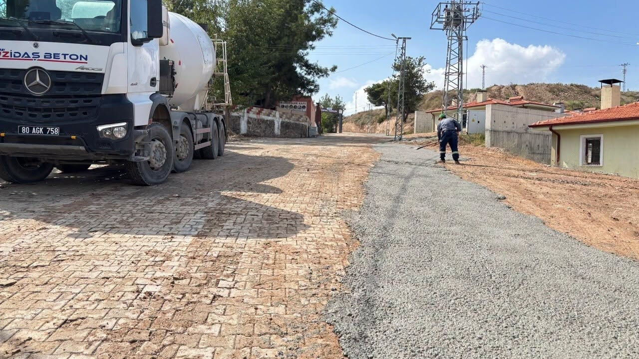 Ellek Turgut Özal Caddesi'ndeki Yol Sorununa Betonlu Çözüm (1)-1