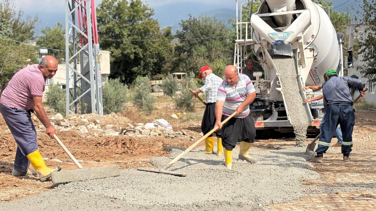 Ellek Turgut Özal Caddesi'ndeki Yol Sorununa Betonlu Çözüm (2)