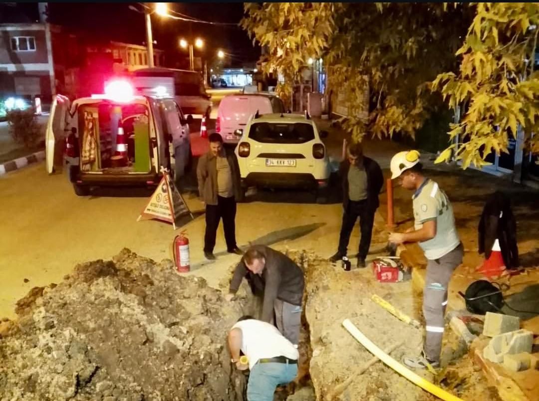 Ellek’te Doğal Gaz Hattındaki Kaçağa Gece Müdahalesi
