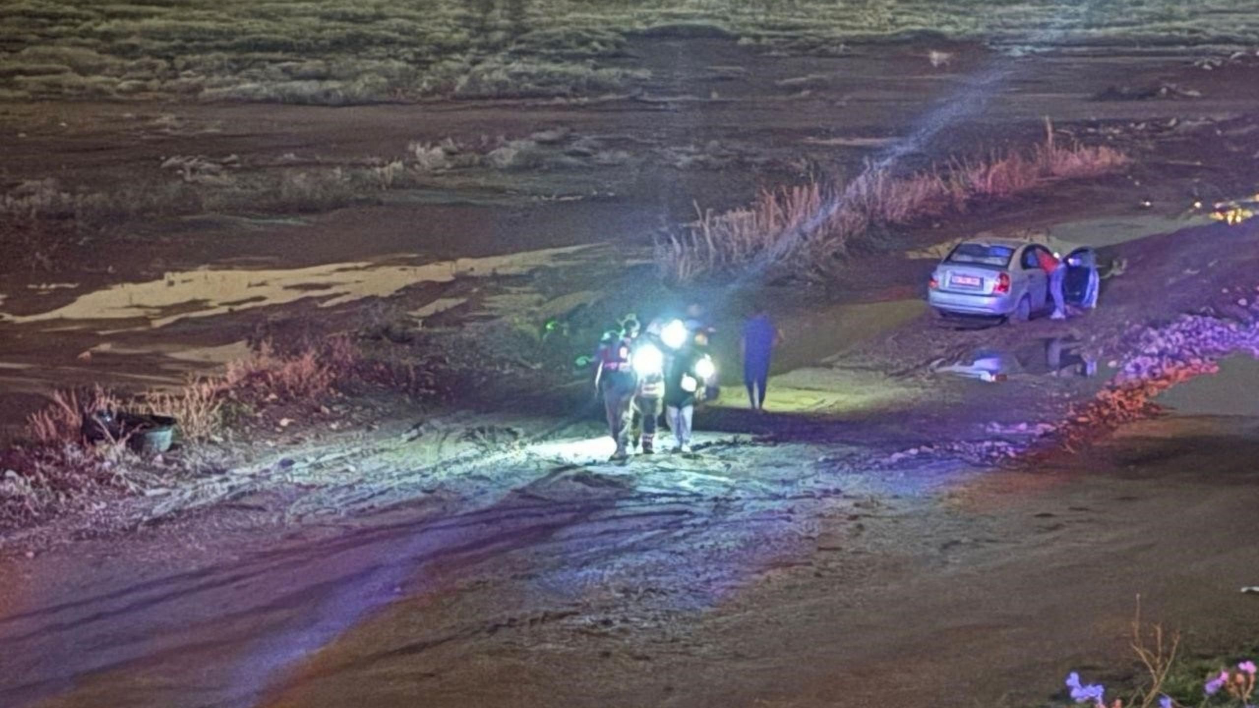 Hatay İskenderun'da Araç Çamura Saplandı (2)