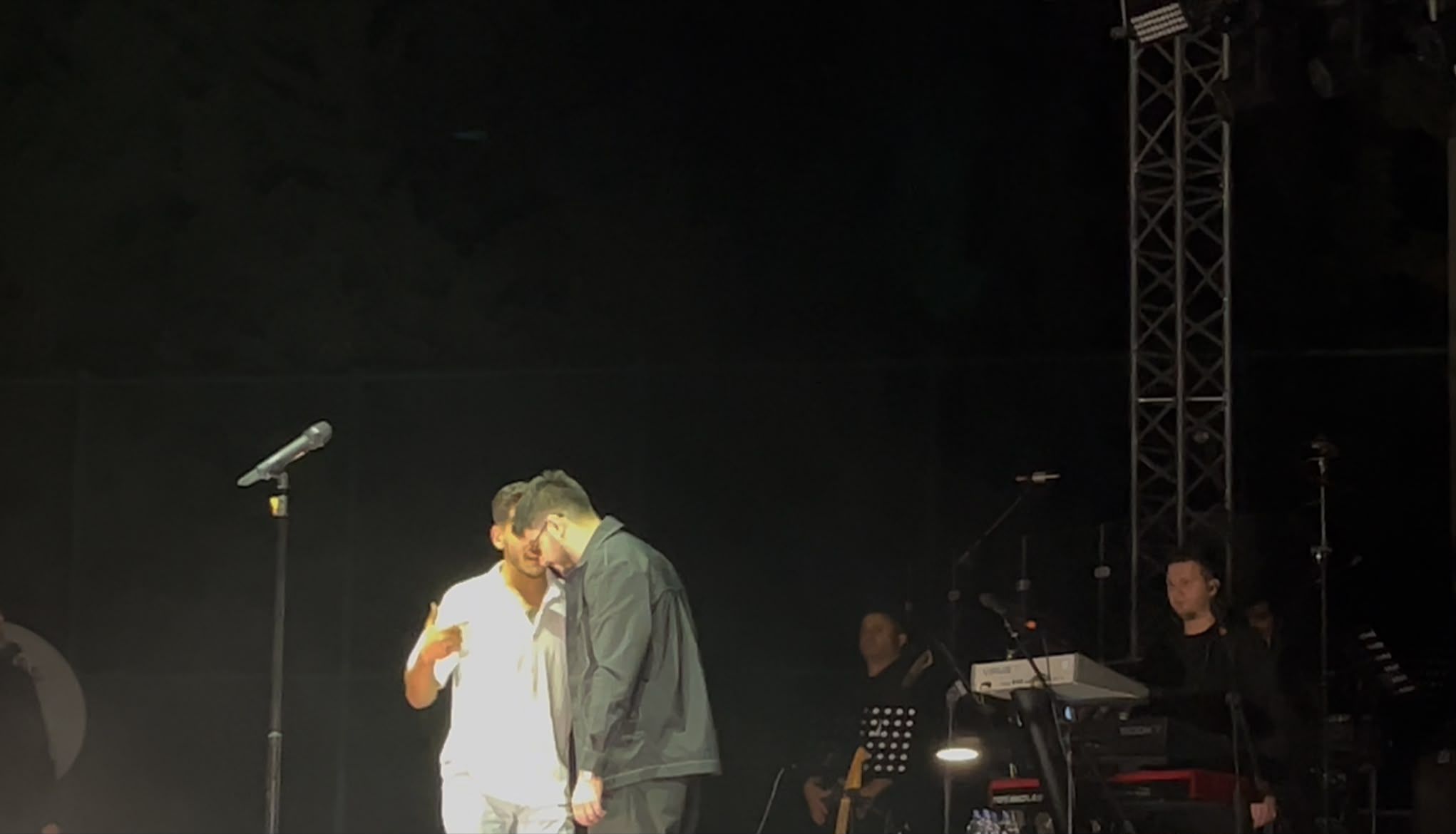 Hayranı Semicenk’in Konserinde Sahneye Atladı!2