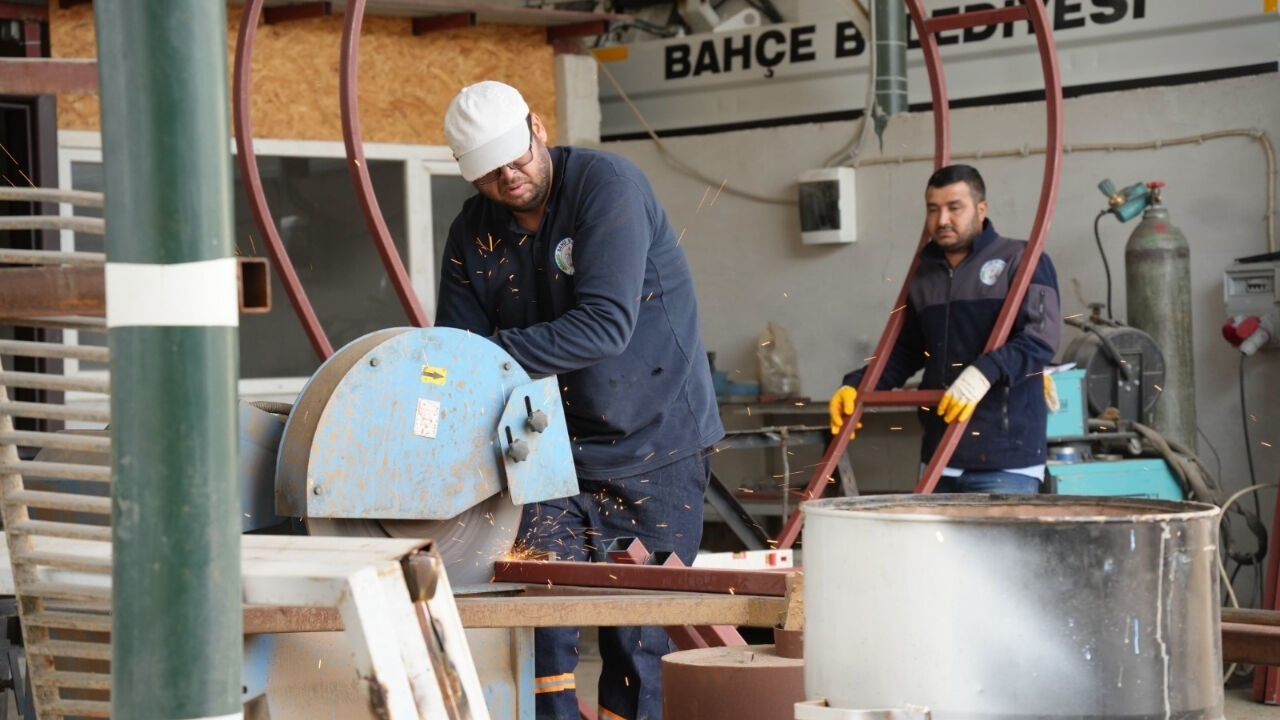 Hazır Almadılar, Kendileri Ürettiler! Osmaniye'nin 'Sevda Bankları' O Parklara Kuruluyor... (1)