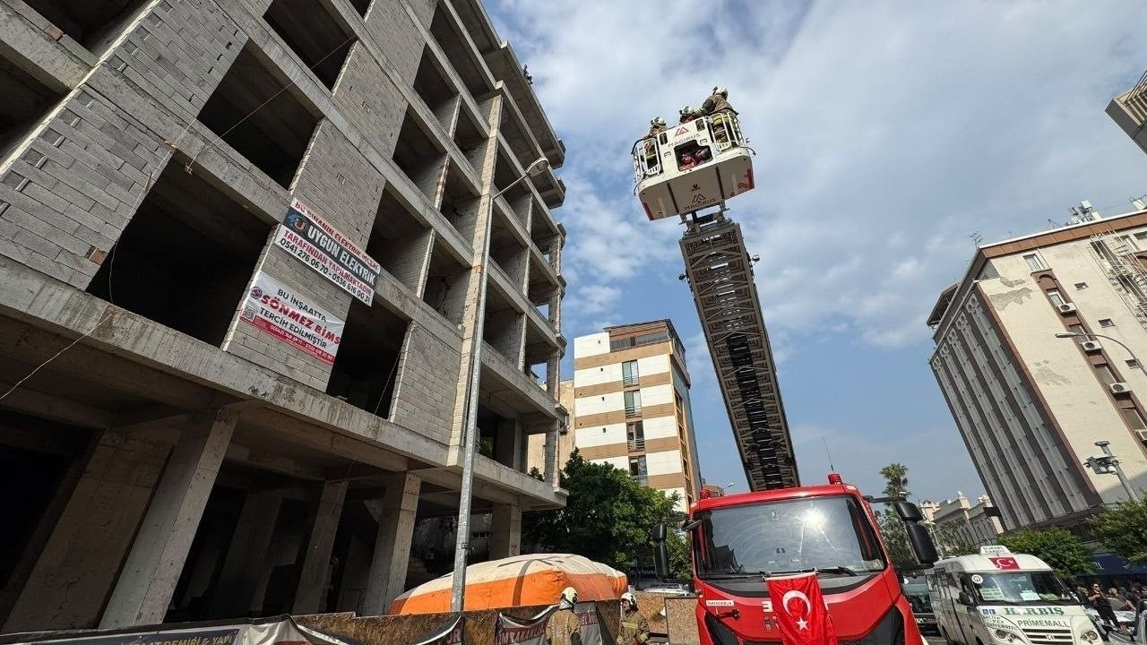 İskenderun’da 7 Katlı Binada İntihar Girişimi (1)