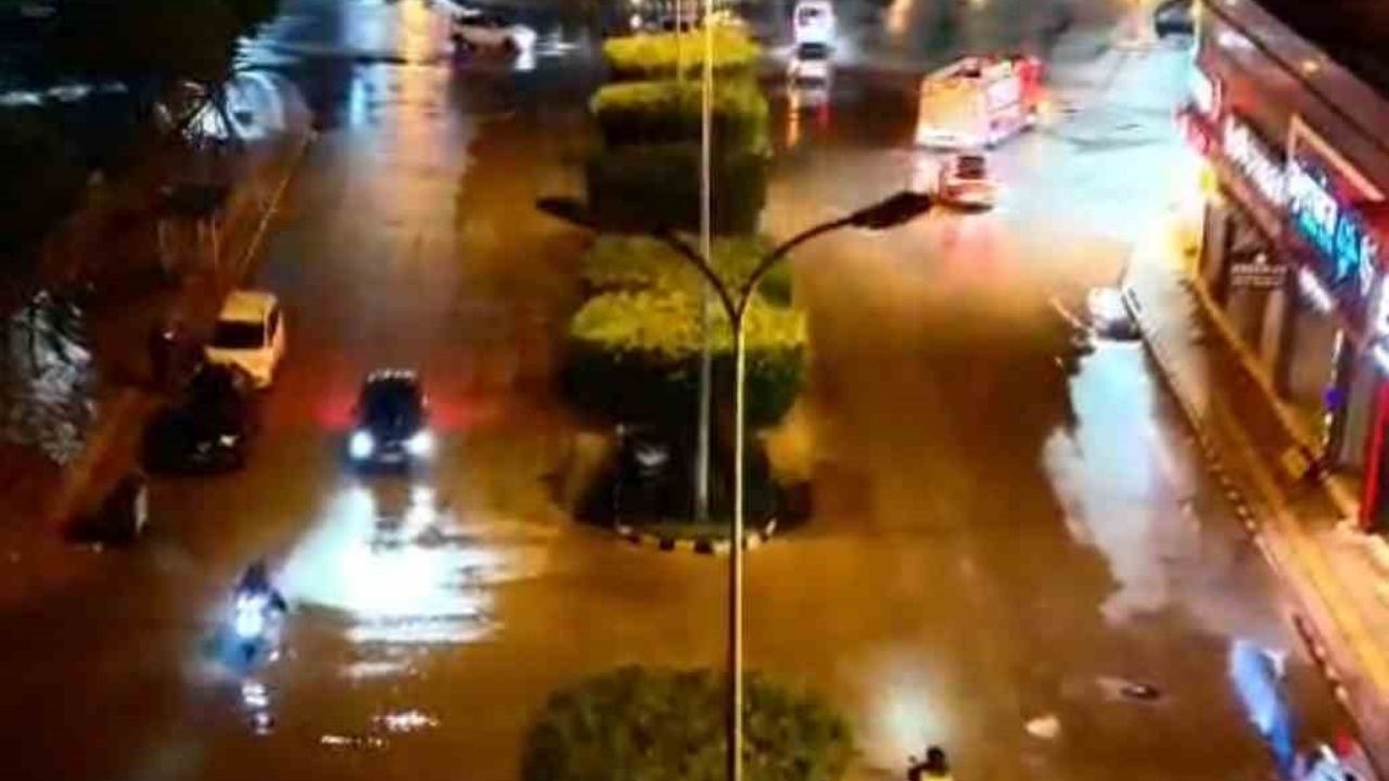 İskenderun’da Yağış Sonrası Oluşan Su Birikintileri Belediye Ekiplerince Giderildi (2)