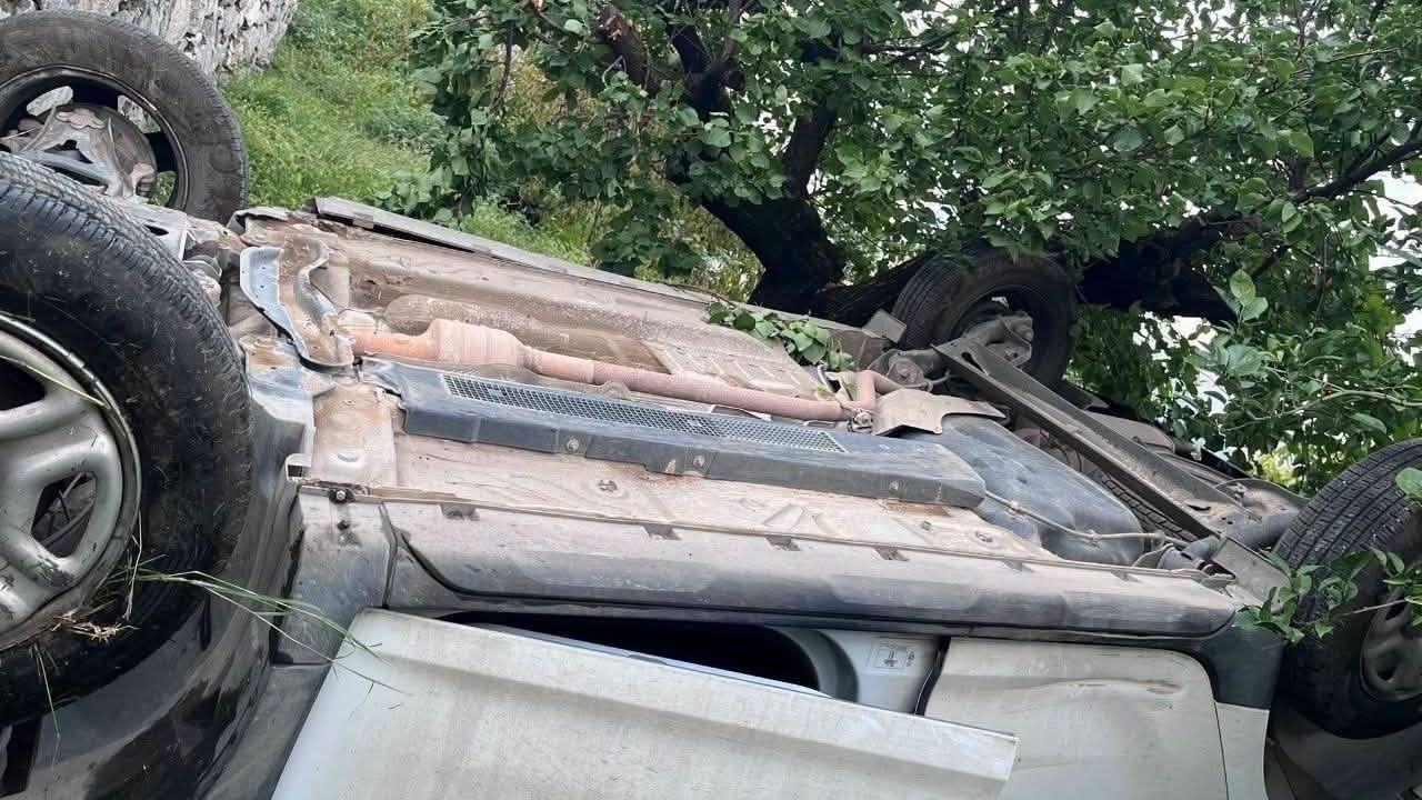 Istinat Duvarından Bahçeye Uçan Otomobildeki 2 Kişi Yaralandı (2)