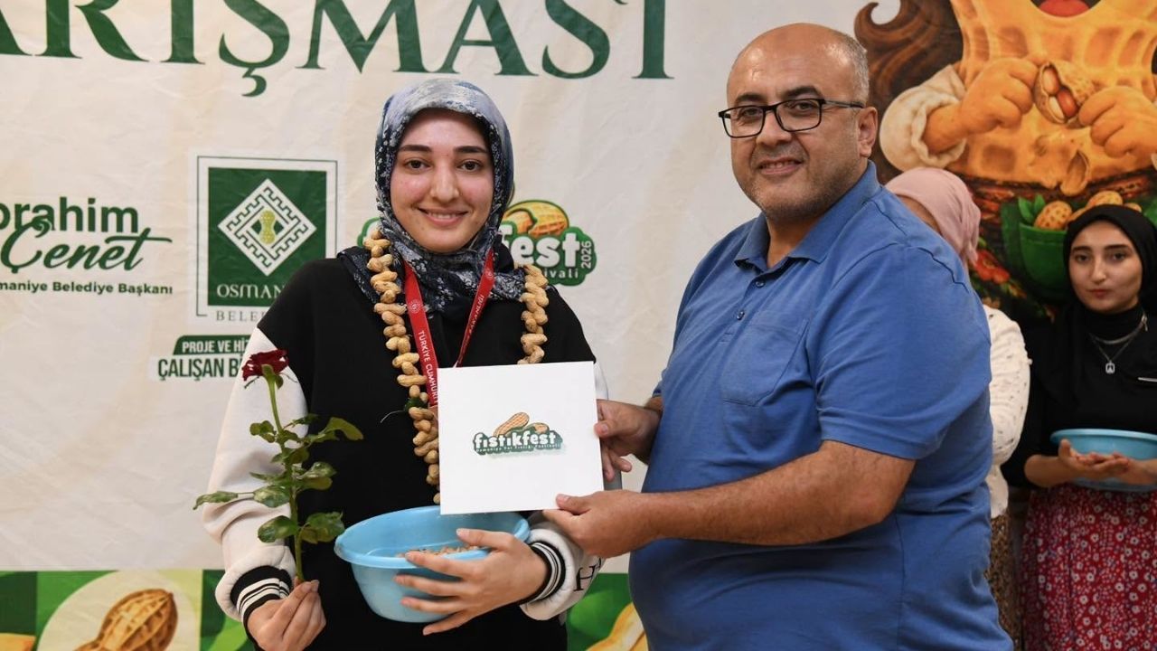 Kız Öğrenciler Fıstık Kırmak Için Yarıştı (2)