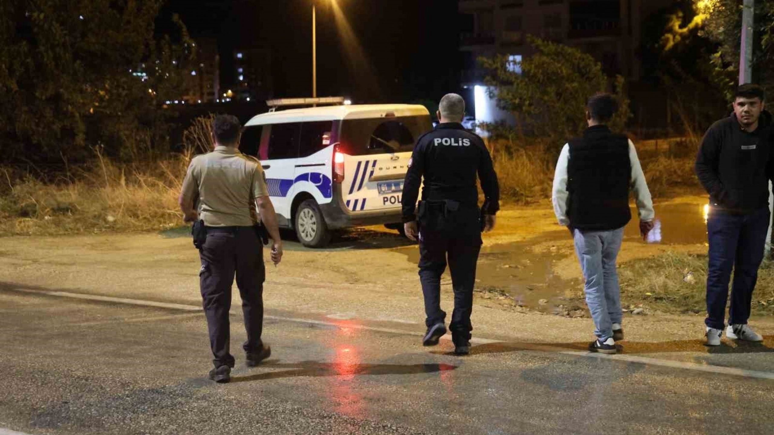 Kozan'da Şiddetli Yağışta Kayan Otomobil Sulama Kanalına Düştü (2)