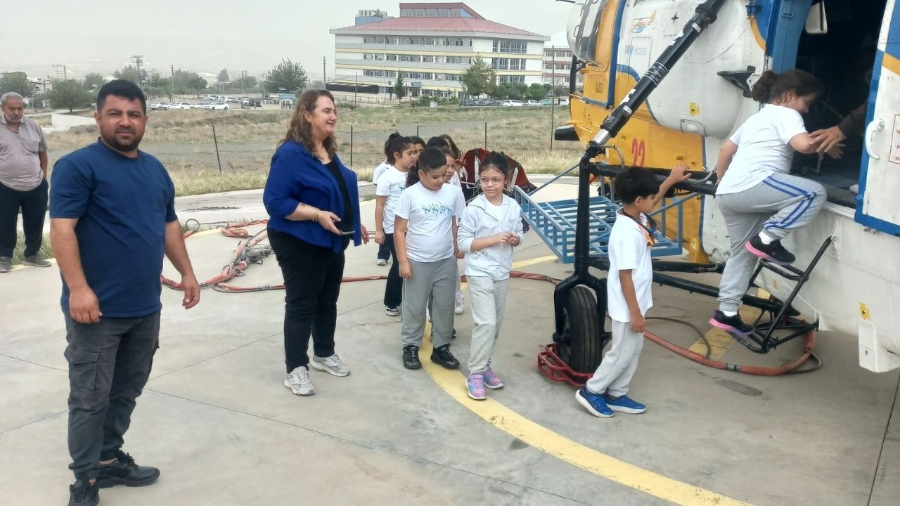 Minik Öğrenciler Yangın Helikopterini İnceledi (1)