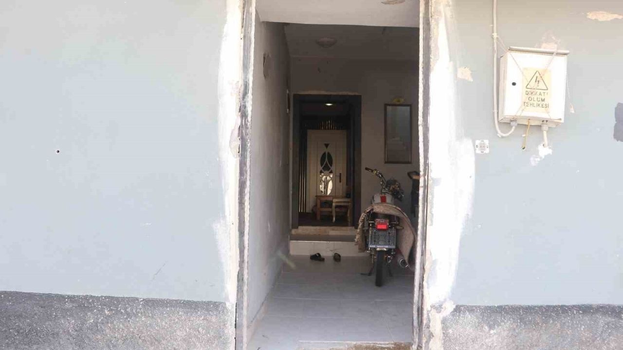 Motosikletli Saldırganlar Kapıya Patlayıcı Attı (1)