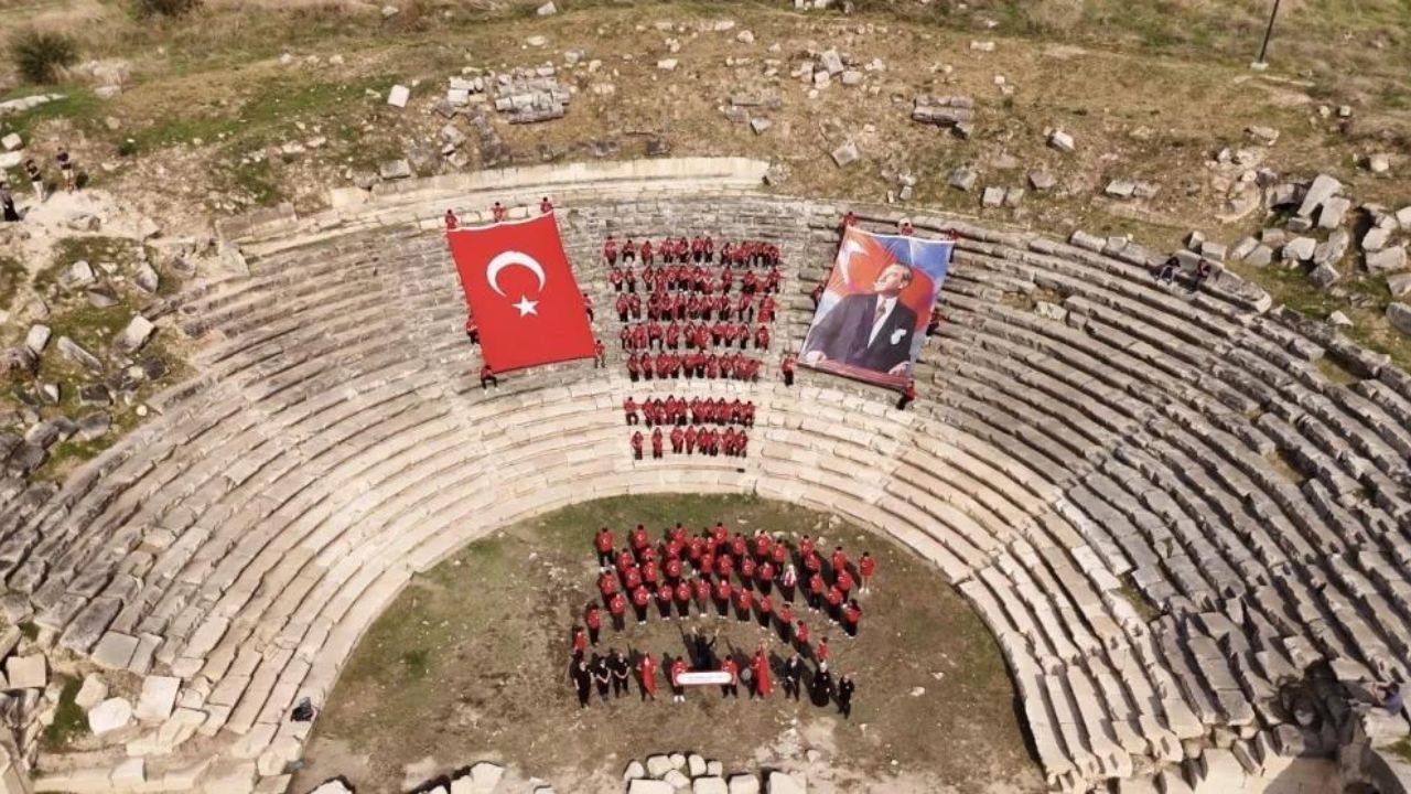 Öğrencilerden Kastabala Antik Kenti’nde Cumhuriyet Coşkusu (1)