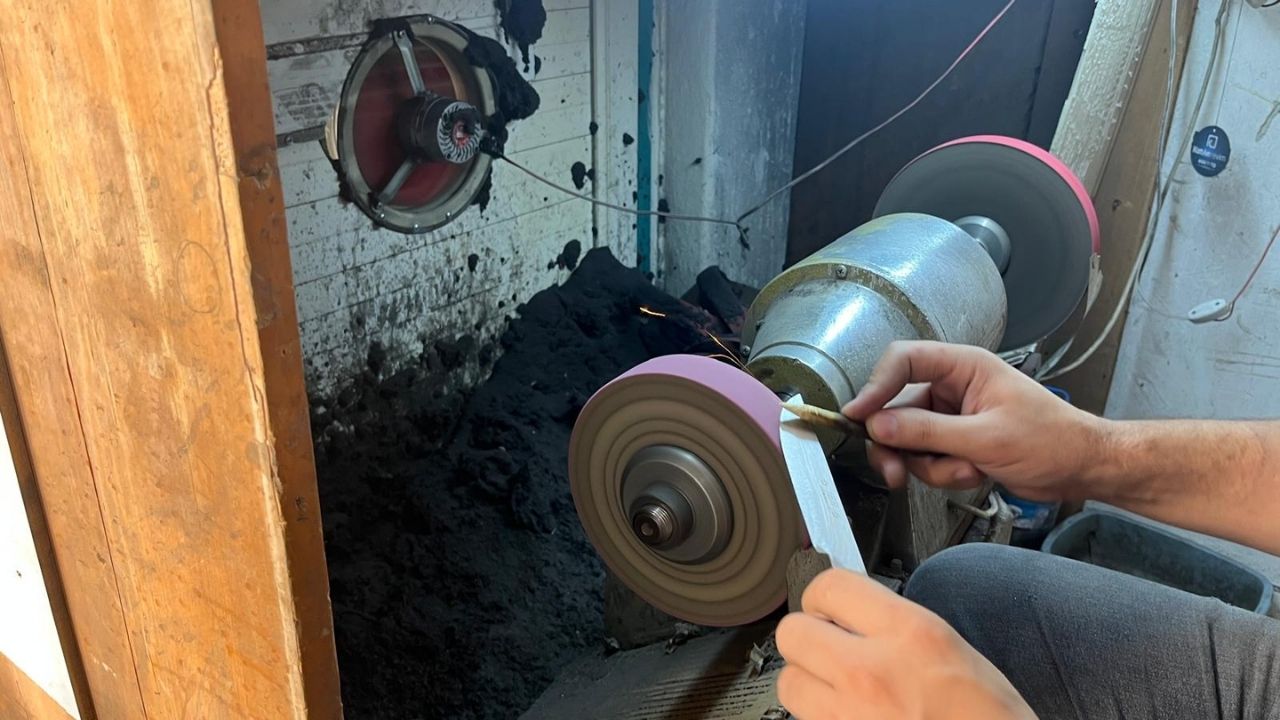 Osmaniye'de Bıçak Ustası Çeliğe Şekil Veriyor, Geleceğe Veremiyor (3)