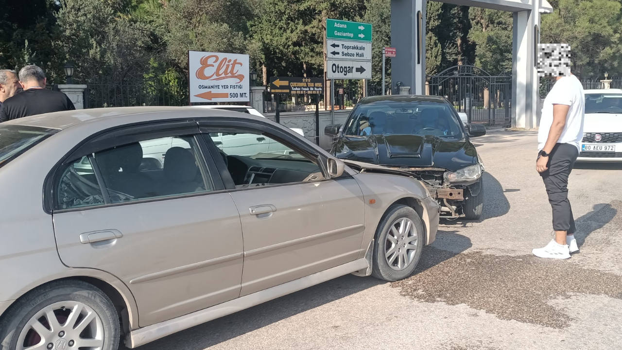 Osmaniye’de Korkutan Kaza! Toprakkale Eski Yolunda İki Otomobil Çarpıştı (1)