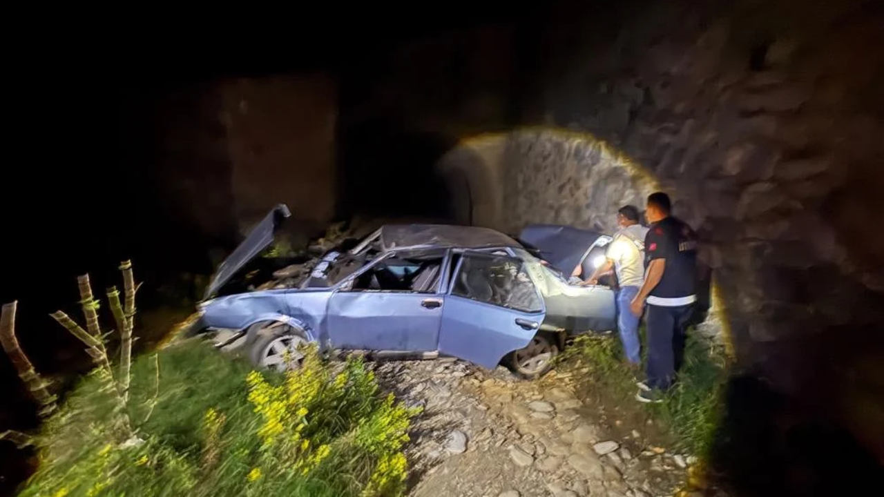Osmaniye'de Otomobil Köprüden Uçtu, Sürücü Ağır Yaralandı (1)