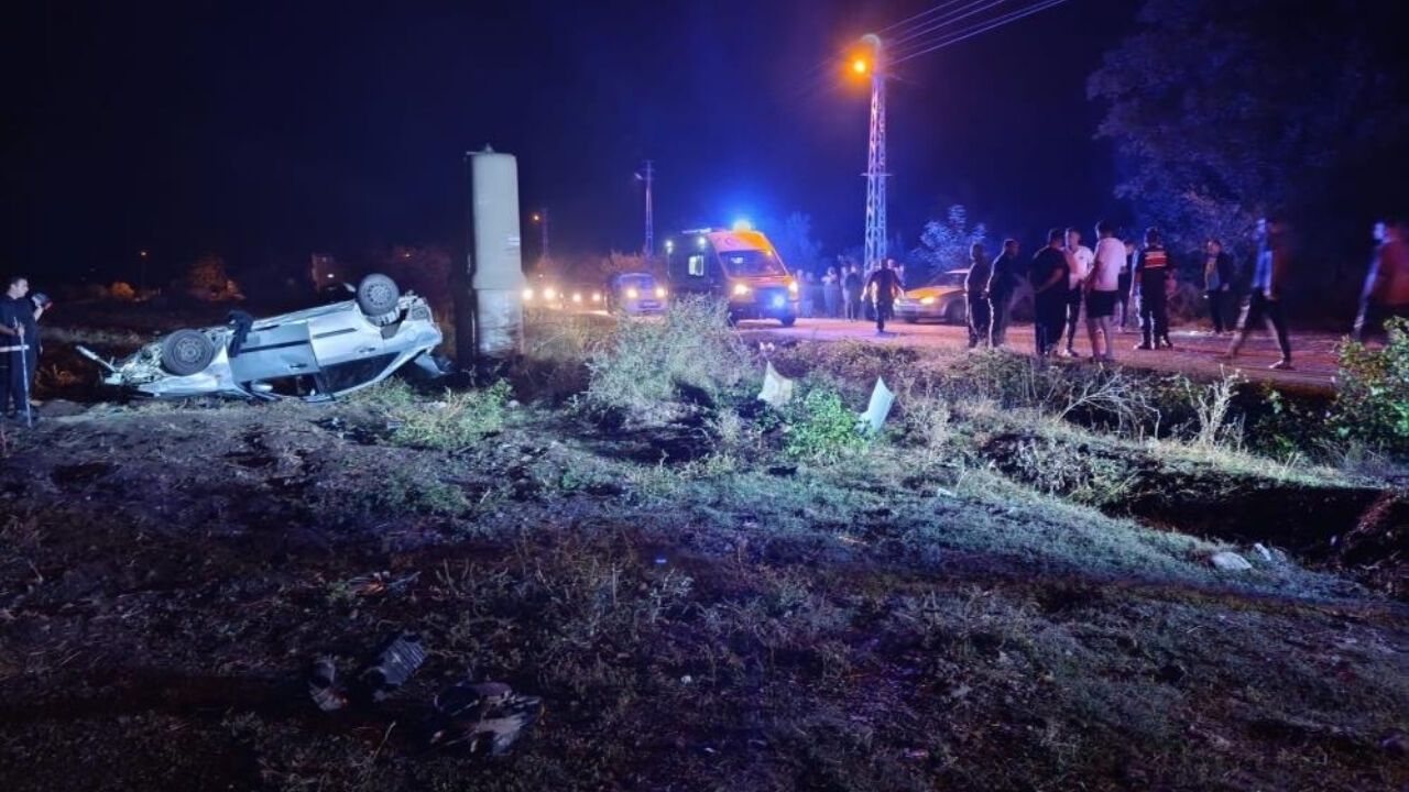 Osmaniye'de Otomobil Şarampole Devrildi